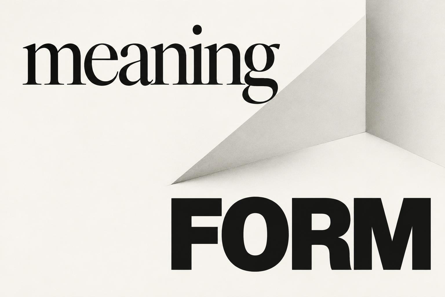 Originale schwarz-offweiße Typografiekomposition: meaning in großer kontrastreicher Serifenschrift und FORM in fetter Helvetica, verbunden durch architektonische Flächen und Schatten.
